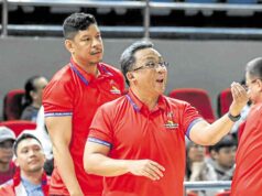 O primeiro dia de Wilson como treinador de Phoenix acontece em Davao Willie Wilson (atrás) Willtake sobre o post do treinador Jamike Jarin.