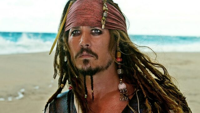 O produtor de 'Piratas do Caribe' conversou com Johnny Depp sobre o retorno de Jack Sparrow em 'Pirates 6': 'se ele gostar da maneira como a parte é escrita, acho que ele faria isso'

