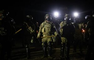 O produtor de maconha da Califórnia disse Arquivo - Juan Duran chora fora de Glass House Farms, ...