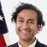 O professor de faculdades de medicina na área da baía renuncia ao papel principal do governo Trump após o teórico teórico da conspiração certa se refere a ele como "saboteur esquerdo".