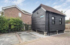 O proprietário da casa explodiu para detalhando a casa recondicionada por ₤ 225k, depois que os buscadores em casa fazem capturas substanciais Um proprietário enfureceu os caçadores de casas on -line depois de listar suas propriedades por 225.000 libras, marcando -o como 'galpão sofisticado'