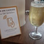 Um pub de Londres agora adicionou uma 'cobrança opcional' de quatro por cento a qualquer que os clientes de bebidas pedem no bar. Na foto: sinal de publicidade da taxa de serviço de bar no pub