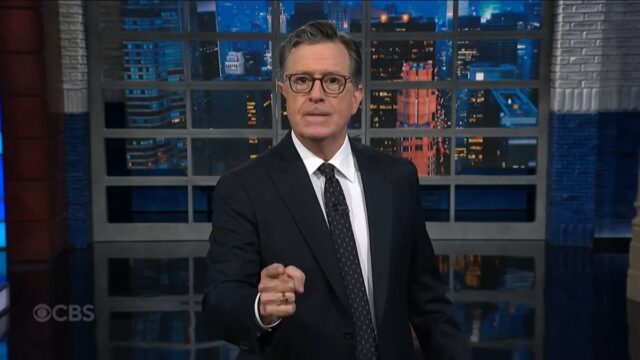 O público de Stephen Colbert suspira quando engraçado esquece suas emissões canceladas enquanto defendem Gayle King de Trump

