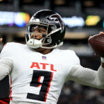 O quarterback do Atlanta Falcons, Michael Penix Jr., não recua e confronta um fã que caluniou seu nome