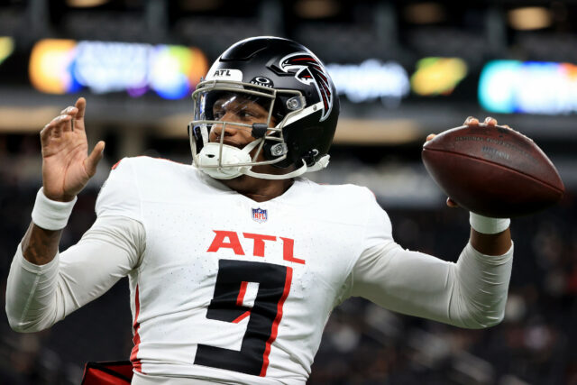 O quarterback do Atlanta Falcons, Michael Penix Jr., não recua e confronta um fã que caluniou seu nome



