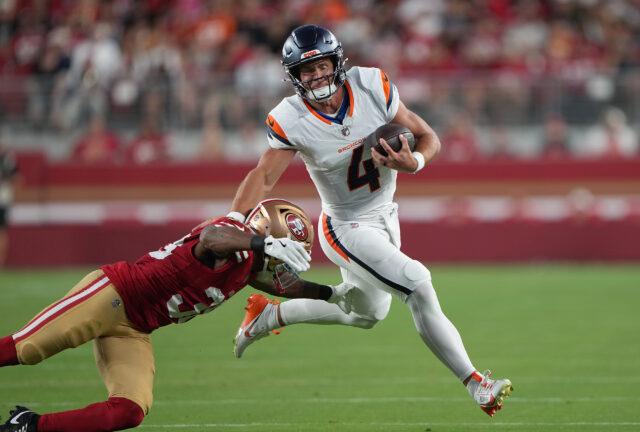O quarterback do Broncos recusa várias ofertas para permanecer na equipe de treinos da equipe




