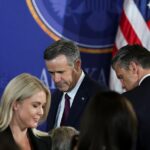 O secretário de Defesa dos EUA, Pete Hegseth, diretor da CIA John Ratcliffe e a secretária de imprensa da Casa Branca, Karoline Leavitt, se reúne antes de uma conferência de imprensa conjunta do presidente dos EUA, Donald Trump, e do presidente russo Vladimir Putin