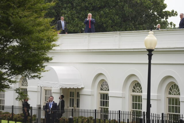 O que F-CK é Donald Trump para fazer no telhado?

