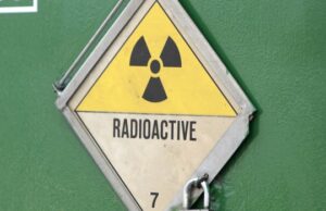 O que aconteceu com o lixo radioativo do norte de Ontário que acabou em Corunna a partir de julho Pessoas sentadas em cadeiras em uma sala.