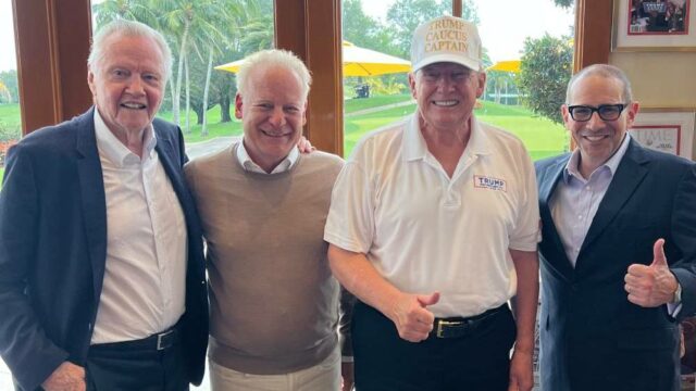 O que aconteceu com o plano de Jon Voight de salvar Hollywood?

