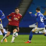 Eric Bailey, do Manchester United, está fechado por Victor Gömker de Brighton e Hove Albion durante a partida da quarta rodada da xícara de Karabao entre Brighton e Hove Albion e o Manchester United no Amex Stadium em 30 de setembro de 2020.