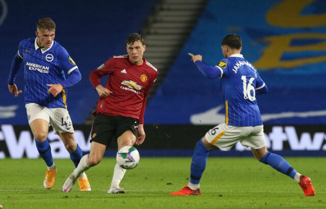 Eric Bailey, do Manchester United, está fechado por Victor Gömker de Brighton e Hove Albion durante a partida da quarta rodada da xícara de Karabao entre Brighton e Hove Albion e o Manchester United no Amex Stadium em 30 de setembro de 2020.