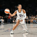 Janelle Salaün (13), da Golden State Valkyries, alcançou o jogo com 6 segundos contra o Phoenix Mercury no quarto trimestre no quarto trimestre do Chase Center em San Francisco, Califórnia, na segunda -feira, 14 de julho de 2025. (NHAT V. Meyer/Bay Area News Group).
