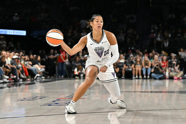 Janelle Salaün (13), da Golden State Valkyries, alcançou o jogo com 6 segundos contra o Phoenix Mercury no quarto trimestre no quarto trimestre do Chase Center em San Francisco, Califórnia, na segunda -feira, 14 de julho de 2025. (NHAT V. Meyer/Bay Area News Group).