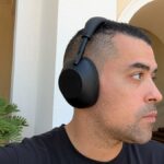 Um telefone com o aplicativo Sony Sound Connect Open, a pessoa troca de DSEE Extreme