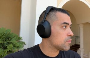 O que é DSEE? Minha função favorita para melhorar o som dos meus fones de ouvido da Sony Um telefone com o aplicativo Sony Sound Connect Open, a pessoa troca de DSEE Extreme