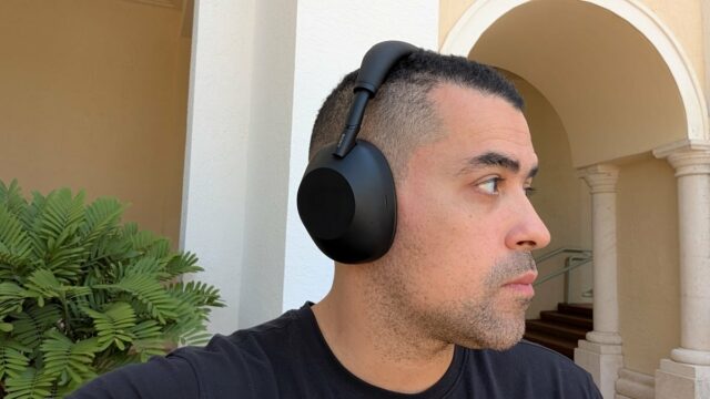 Um telefone com o aplicativo Sony Sound Connect Open, a pessoa troca de DSEE Extreme
