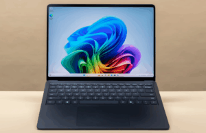 O que é um copiloto+ pc? Tudo para saber sobre esses laptops de IA. Quatro copilot+ PCs em um sofá e mesa