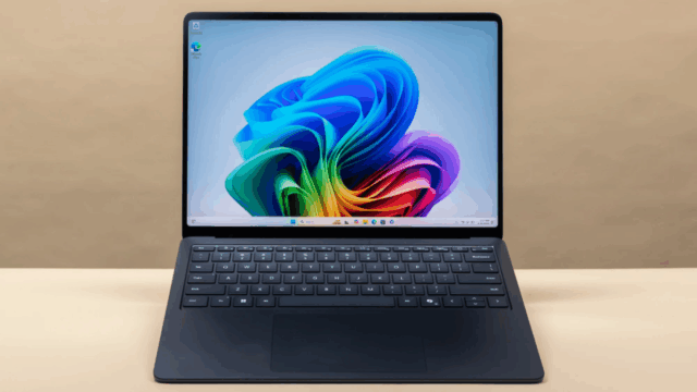 Quatro copilot+ PCs em um sofá e mesa