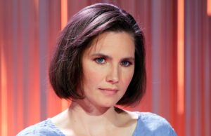 O que foi feito com Amanda Knox? O que aconteceu depois de ‘The Twisted Twister’ de Hulu? Amanda Knox sendo escoltada para sua audiência de apelação em 29 de setembro de 2011 em Perugia, Itália.