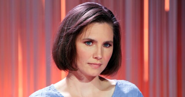 Amanda Knox sendo escoltada para sua audiência de apelação em 29 de setembro de 2011 em Perugia, Itália.