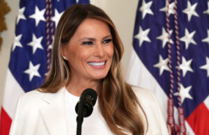 O que o F-CK é o ‘obstáculo da AI’ de Melania Trump para as crianças? Arquivo - Chatgpt History por um adolescente é visto em uma cafeteria em Russellville, Arkansas, em 15 de julho de 2025. (AP Photo/Katie Adkins, arquivo)