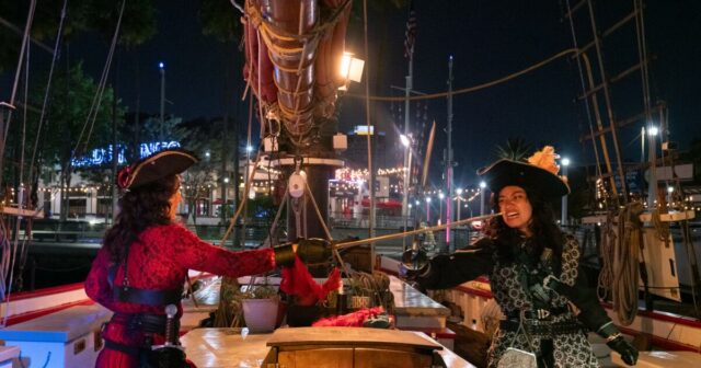 O que os Piratas de Long Beach estão fazendo? Este show interativo e acamparente em um altíssimo fará com que você o swashbuckling.



