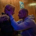 O que pode ser visto: "Ela monta espingarda", principalmente prega o amado romance de Harper