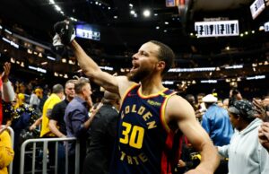 O que você deve saber sobre o cronograma de Warriors 2025-26, incluindo nove jogos notáveis Kevon Looney, do Golden State Warriors, #5warms antes do jogo semifinal da Conferência Oeste da NBA contra o Minnesota Timberwolves no Chase Center em San Francisco, Califórnia, na segunda -feira, 12 de maio de 2025 (Jane Tyska/Bay Area News Group)