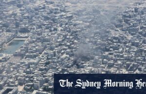 O que você sabe sobre Israel do advogado para estar na cidade de Gaza O Chessing the Tel Aviv incendiou na quinta -feira para realizar fotos de reféns mantidos na Strip Gaza durante a chamada de protesto para reféns.