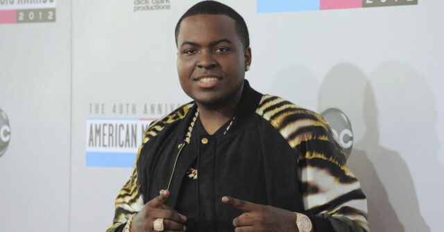Arquivo - Sean Kingston, a direita e sua mãe Jan. Turner alcançam o 40º aniversário American Music Awards, 18 de novembro de 2012, em Los Angeles. (Foto de Jordan Strauss / Invision / AP, arquivo)