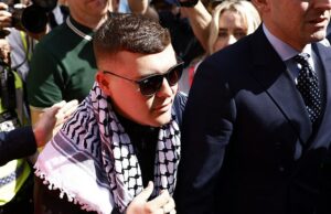 O rapper acusado de acenar a bandeira do Hezbollah durante um show é apoiado por centenas de fãs de joelhos na corte Mo Chara é visto chegando ao Tribunal de Magistrados de Westminster antes da audiência