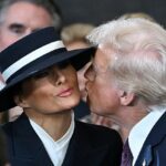 A diplomacia suave de Melania ganhou elogios raros do outro lado do corredor (foto: Melania e Trump na inauguração de 2025)