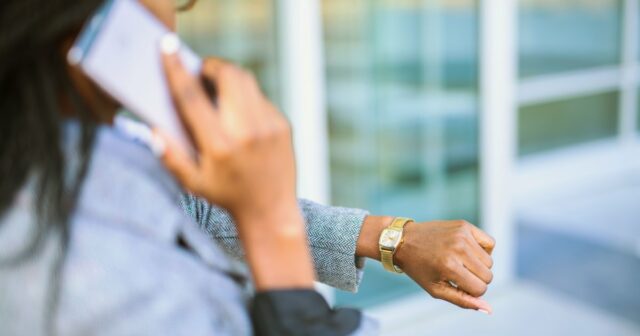 O relógio de US $ 23.800 de Cartier é um ímã de celebridade: Pesquise 99% menos

