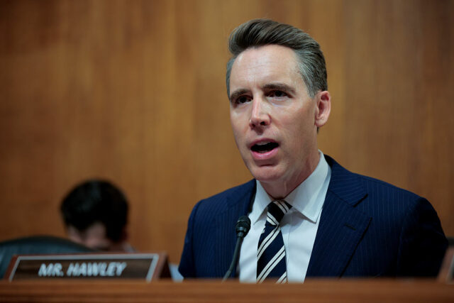 O senador Hawley para investigar meta após o relatório acredita que seus chatbots de IA estão flertando com crianças

