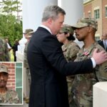 SGT. Aaron Turner, destinatário da medalha, no uniforme do exército americano.
