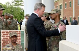 O soldado de Fort Stewart atribui o treinamento do exército para capturar armas heroicamente do acusado Sagitário Quornelius Radford SGT. Aaron Turner, destinatário da medalha, no uniforme do exército americano.