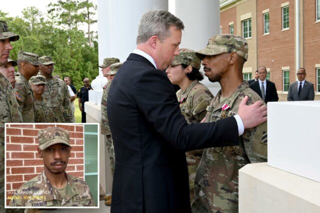 SGT. Aaron Turner, destinatário da medalha, no uniforme do exército americano.