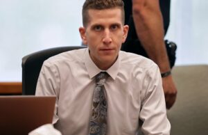 O telefone de Bryan Kohberger continha selfies sem camisa ‘vaidosa’, mulheres nuas O telefone de Bryan Kohberger continha selfies sem camisa 'vaidosa', mulheres nuas