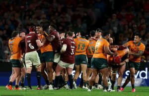 O terceiro e último teste do Lions na Austrália desce para o caos quando forças de raios correspondem a interromper temporariamente em Sydney O terceiro teste de Lion contra a Austrália foi adiado por pelo menos 30 minutos devido a ataques de raios