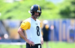 O tomate de Steelers toma a decisão do bar principal de Aaron O tomate de Steelers toma a decisão do bar principal de Aaron