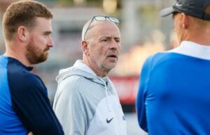 O treinador de futebol de Hofstra mudou de emprego, que ele considerou um pequeno pitstop em 37 anos de trabalho de amor O técnico de futebol do Hofstra, Richard Nutall, se aposentará após 37 anos na equipe.