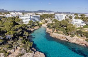 O turista britânico dirigido por ondulações Rolex mascaradas em Mallorca, levando £ 35.000 relógios em frente à sua esposa e filho após a refeição do feriado Três homens mascarados roubaram o criador de férias de 44 anos, perto de um hotel em Cala Egos, um resort perto de Pitchitque Port Dapandratx, no sudoeste da Islândia (Stockbyrån)