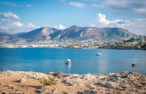 O turista britânico foi encontrado morto à beira da piscina em Creta, que três presos em custos de masculino Um turista britânico de 78 anos foi encontrado morto em uma piscina em Creta