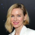 O vestido dos ilhós de Naomi Watts é uma aparência de verão que você pode obter.