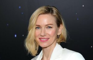 O vestido dos ilhós de Naomi Watts é uma aparência de verão que você pode obter. O vestido dos ilhós de Naomi Watts é uma aparência de verão que você pode obter.