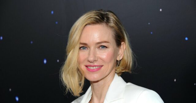 O vestido dos ilhós de Naomi Watts é uma aparência de verão que você pode obter.



