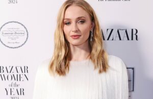 O vestido original de pele de cobra usado por Sophie Turner está esgotado, mas esse parecido de US $ 30 ainda tem muito estoque. O vestido original de pele de cobra usado por Sophie Turner está esgotado, mas esse parecido de US $ 30 ainda tem muito estoque.