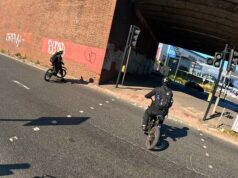 O vigilante de segurança rodoviária, pedalando Mikey, confronta dois “ladrões de celular” em ebikes … pouco antes de virem a mesa sobre ele Vigilante controverso Ciclismo Mikey se filmou confrontando dois suspeitos de ladrões de celular após um suposto roubo em Chiswick