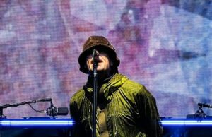 Oasis Tragedy como o inferno nos anos 40 cai até sua morte no Estádio de Wembley, depois que Gallagher Brothers esgota o show Oasis, que se apresenta ao vivo no Wembley Stadium no sábado, 26 de julho, durante sua turnê mundial ao vivo de 2025